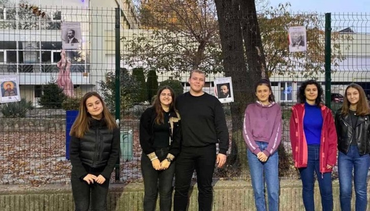 Всеки портрет има индивидуален QR код с информация за живота и делото на будителите