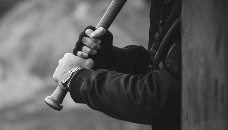 42-годишен мъж ги е налагал с дървена пръчка