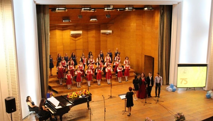 Именитият диригент Антоний Николов бе едно от знаковите лица на детското хорово пеене в Русе и страната