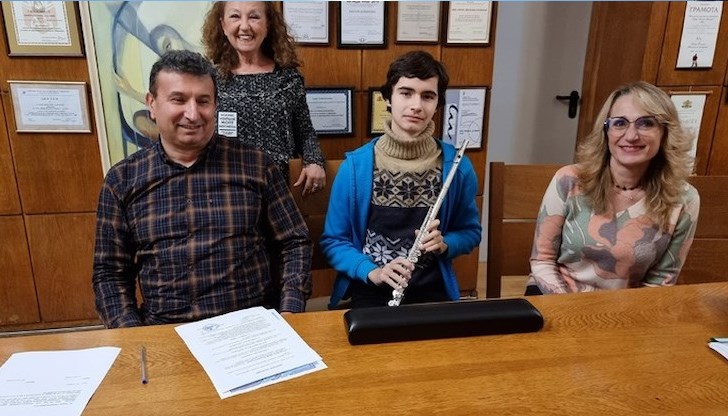 Новата флейта, закупена от Япония, е голяма радост за ученика Теодор Димитров
