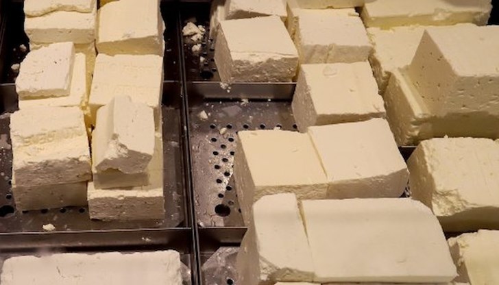 Имитиращи продукти се предлагат като сирене