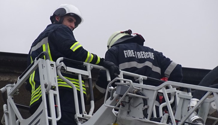 Пожарникарите свалиха дете, което се е качило на покрива на спортния салон на СУПНЕ “Фридрих Шилер“