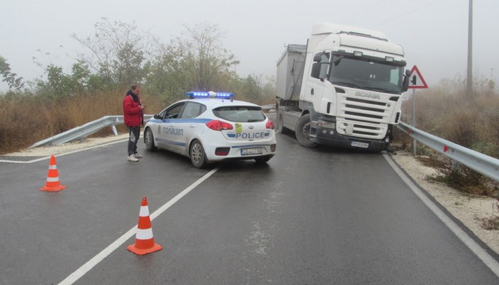 Причината е разтоварване на катастрофирал камион, пълен с 25 тона пшеница