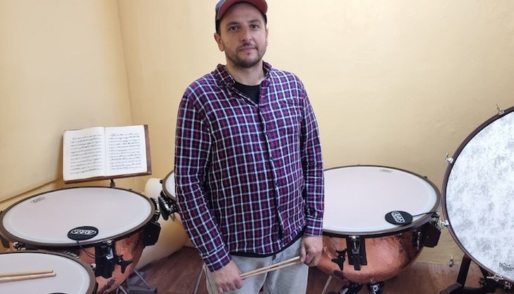 Учебното заведение е закупило наскоро нови музикални инструменти на стойност 30 000 лева