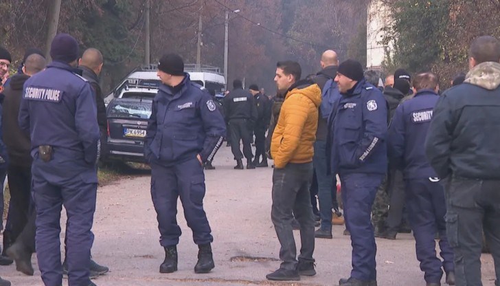 В търсенето се включиха водолази и експерти пещерняци