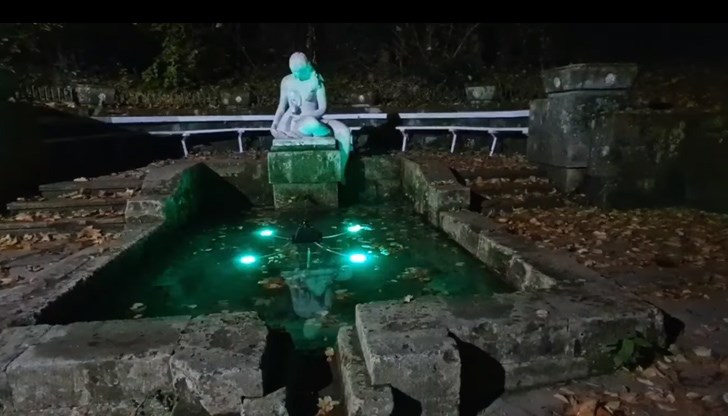 С видео във фейсбук кметът Пенчо Милков показа на русенци подводното декоративно осветление на чешмата с Бялото момиче