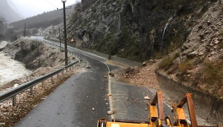 В Северна Албания има повреди на пътища и прекъсване на електричество
