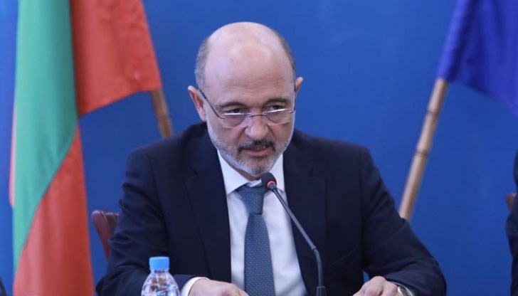 Проверки в складовете са показали, че са налични определени медикаменти, но те не се доставят в аптеките, заяви здравният министър