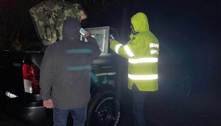 По-рано днес от местната полиция обявиха, че в езерото "Мандра" се издирват двама мъже