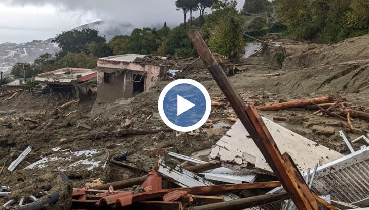 Свлачището е погълнало няколко сгради на курортния остров