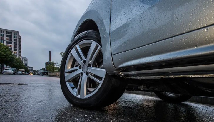 Според полицията 45-годишната шофьорка паркирала колата си на наклон и слязла да вземе нещо от багажника