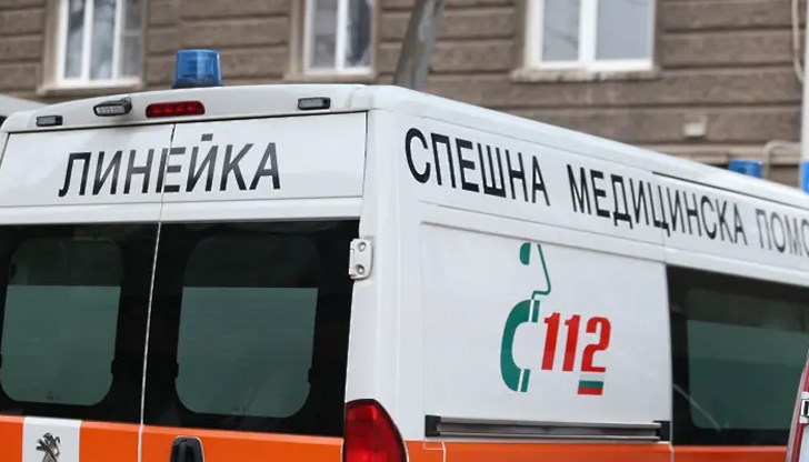 Според първоначални данни катастрофата е станала при изпреварване между два автомобила