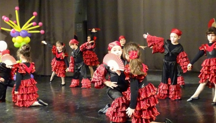 Фестивалът "Децата на Русе пеят и танцуват" даде изява на възпитаниците на четири детски градини