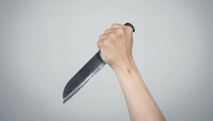 Нападателят замахнал с кухненски нож към гърдите, като пробол якето му