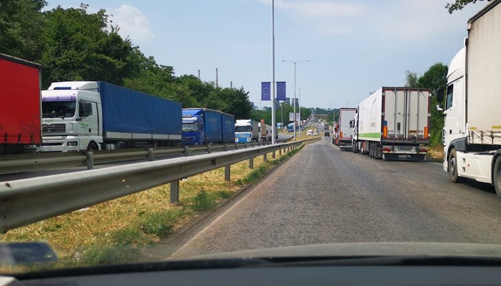 Право да се движат в лявата лента имат камионите, които се движат транзит и не отиват към „Дунав мост“ Право да се движат в лявата лента имат камионите, които се движат транзит и не отиват към „Дунав мост“