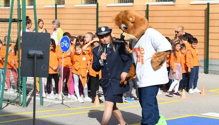 Първокласници се учат на основните правила, които трябва да спазват за своята безопасност на пътя