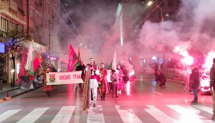 Участниците скандират: “И преди, и сега Македония е българска”