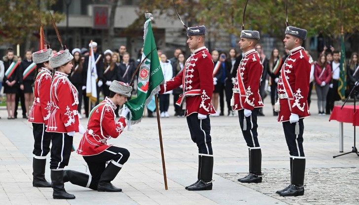 На церемония на градския площад осветиха знамето на русенските гвардейци