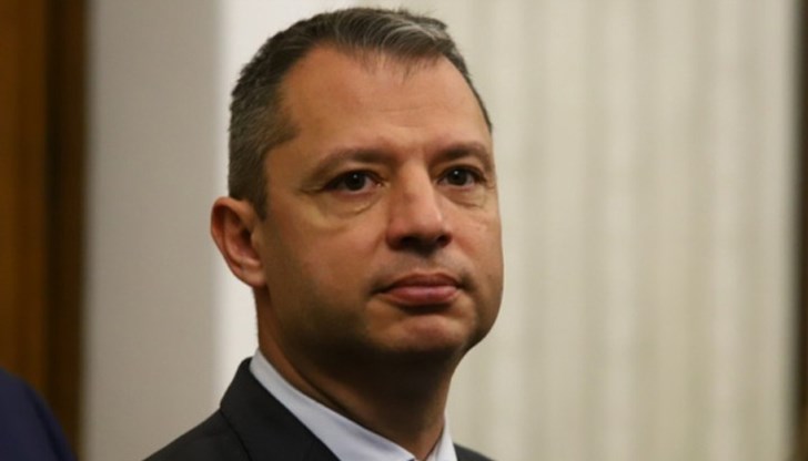 Горивото се надписва с 1 лев и това вече се признава от всички – става въпрос за милиарди, които се вземат от българските потребители, добави Добрев Горивото се надписва с 1 лев и това вече се признава от всички – става въпрос за милиарди, които се вземат от българските потребители, добави Добрев