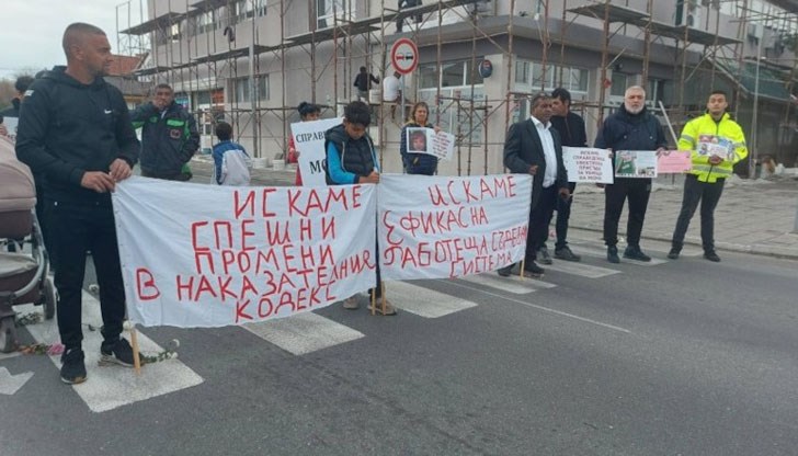 Семейството на детето и жители на пазарджишкото село блокираха движението по главния път между Пазарджик и Велинград