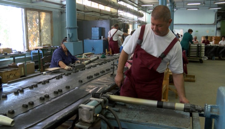 Работниците ще получат и коледни бонуси