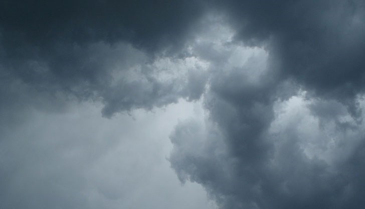 През следващото денонощие над страната ще се задържи предимно облачно