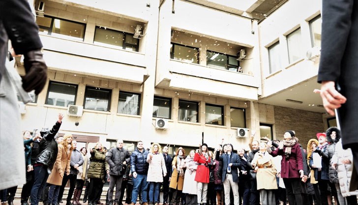 Те са недоволни и от лошите условия на труд