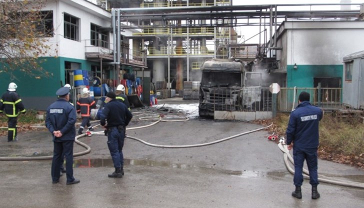 Инцидентът е станал в 10:40 ч. на площадката на завода за смазочни масла „Лубрика“