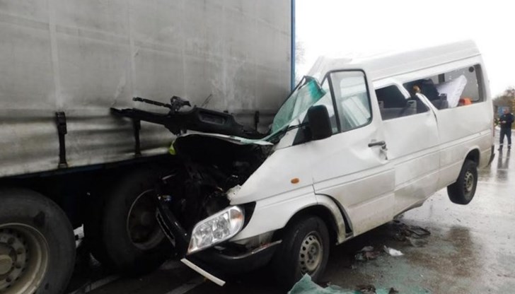 Микробус се вряза в ТИР край разклона за село Балкански