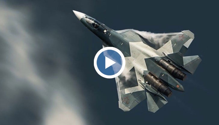 Изтребителят Су-57 е вдигнат от летеца-изпитател на Конструкторското бюро „Сухой” Сергей Богдан