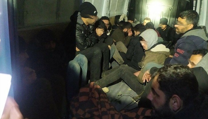 В микробуса са открити 20 чужденци, самоопределящи се за сирийци