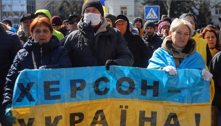 Жители на Херсон протестират на 20 март 2022 г. срещу руската окупация на южния украински град