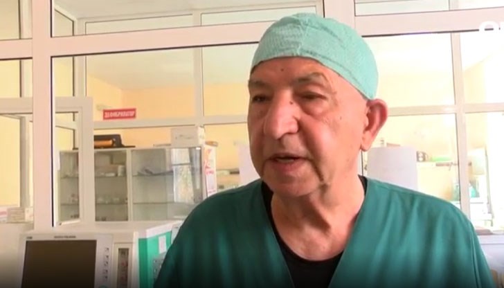 75-годишен хирург прави по няколко операции на ден