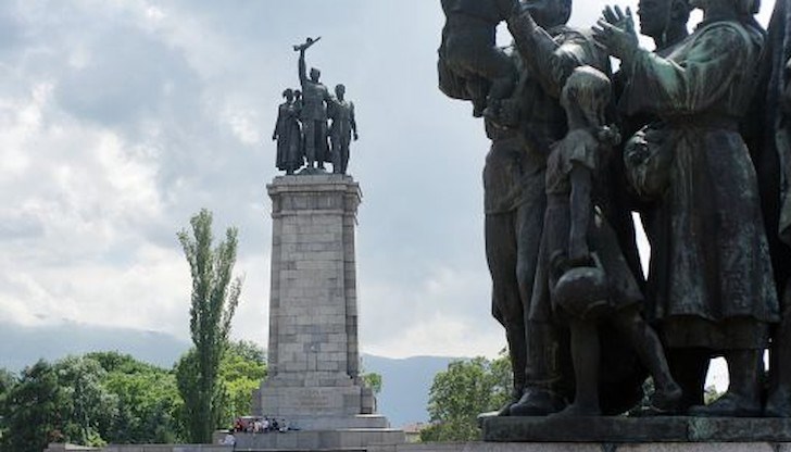 Върху паметниците, които не могат да бъдат преместени веднага, да бъде написано, че са "свързани с комунистическия режим, довел до национална катастрофа"