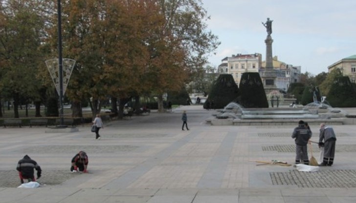 Седмица преди визитата на държавния глава на площада пред общината вървят ремонти Седмица преди визитата на държавния глава на площада пред общината вървят ремонти