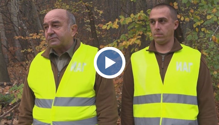 Инспекторите успяват да вземат запалката на нарушителя