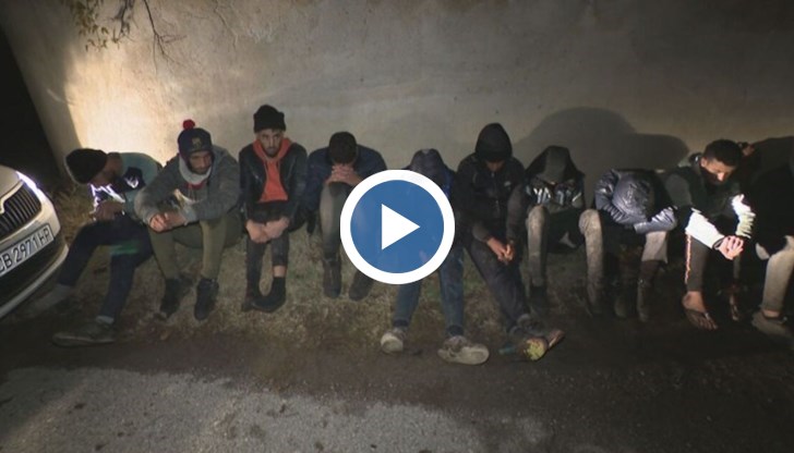 Бежанците идват през турската граница и е трябвало да бъдат закарани до Западна Европа