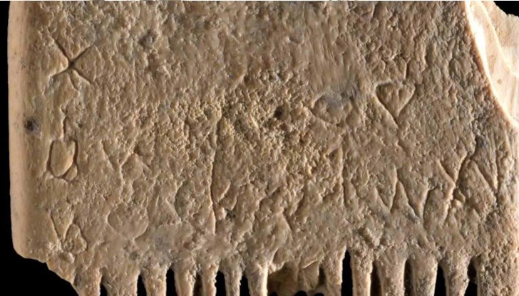 На гребена пише „Нека този гребен да прогони въшките в косата и брадата“ и е изработен около 1700 година преди Христа