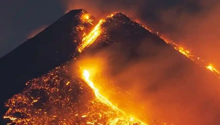Мауна Лоа изхвърля пепел и камъни