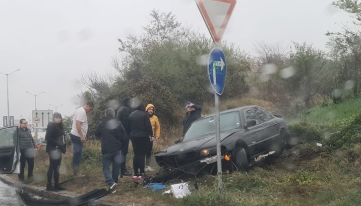 БМВ излезе от пътя и се блъсна в земен скат БМВ излезе от пътя и се блъсна в земен скат
