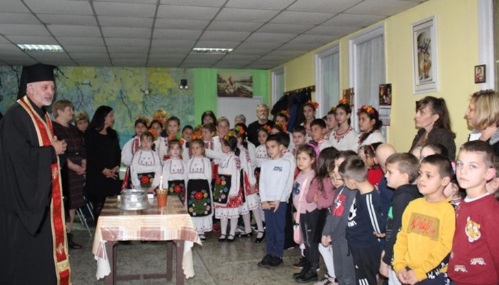 Клубовете „Липник“ и „Гагаля“ поздравиха и най-възрастния жител на селото – 92-годишната Иванка Стоилова