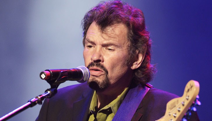 Той бе китарист, цигулар и съосновател на кънтри групата "Алабама"