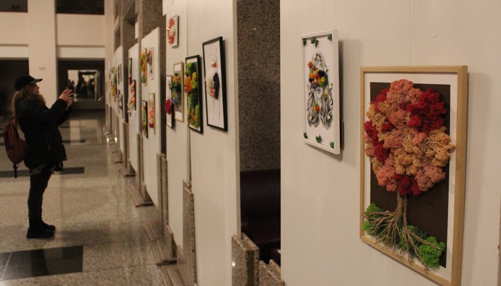 В изложбата базар са включени над 30 картини, рисувани от членовете на сдружението по време на арт-терапии