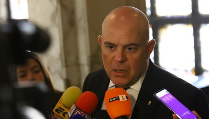 "Обир на инкасо, почина дете, какво чакаме, какво правим с държавата си?", попита Гешев.