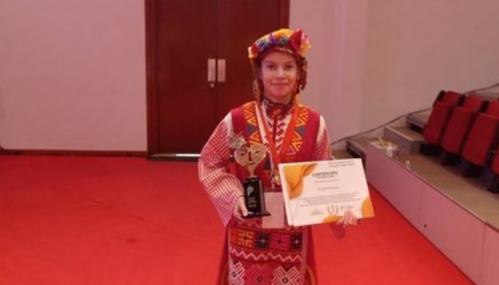 11-годишнината Петя Димитрова от Школата по изобразителни изкуства към ОбДЦКИ – Русе получи наградата си, облечена в традиционна българска носия