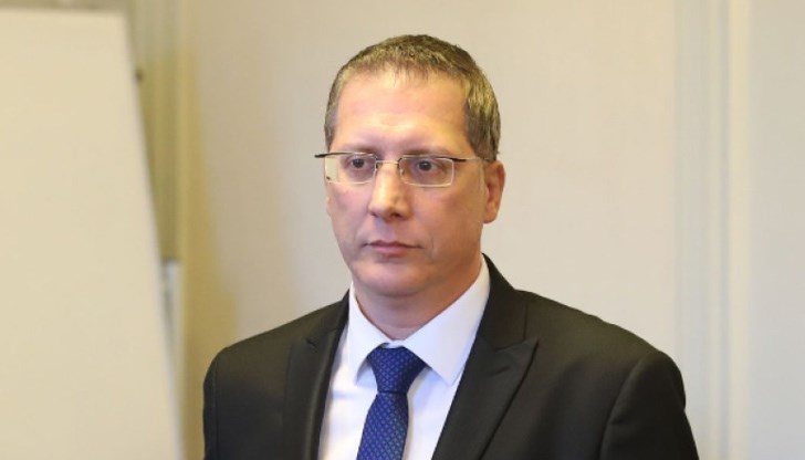 "С промените в ИК вече съществува гласуване само с хартиени бюлетини - печатани в БНБ или на принтер", каза той