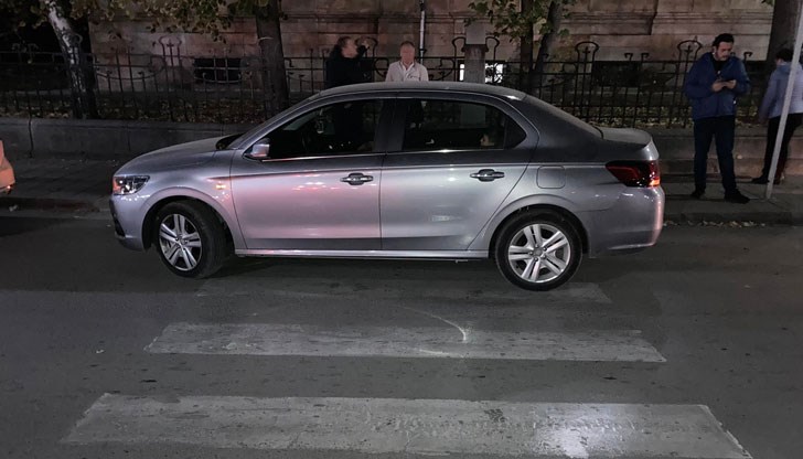 Деца чакаха десет минути да бъде отпушена зебрата, за да пресекат улицата