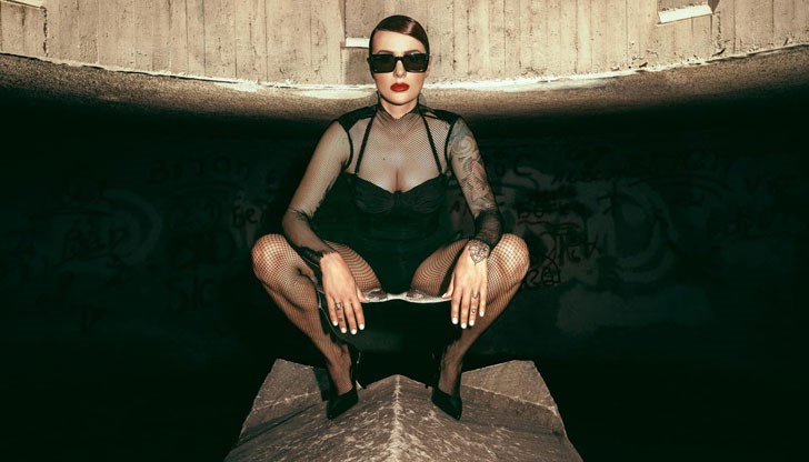 Провокацията ѝ на Паметника на трите поколения отприщи вълна от недоволство Провокацията ѝ на Паметника на трите поколения отприщи вълна от недоволство