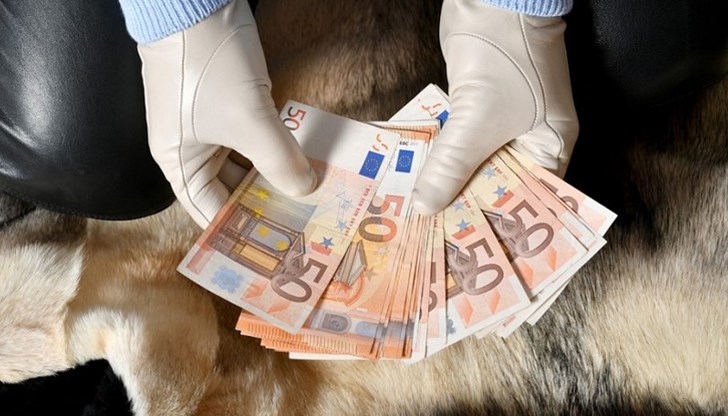 Обвиняемата заплашила с фиктивен арест и поискала крупна сума в замяна Обвиняемата заплашила с фиктивен арест и поискала крупна сума в замяна