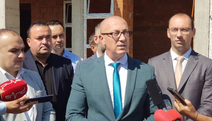 Подавам оставка от поста министър в правителството, заяви лидерът на сърбите в Косово Горан Ракич